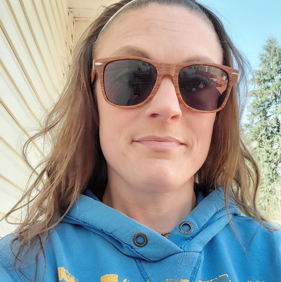 Meet your Posher, Melissa - Picture 2 of 4